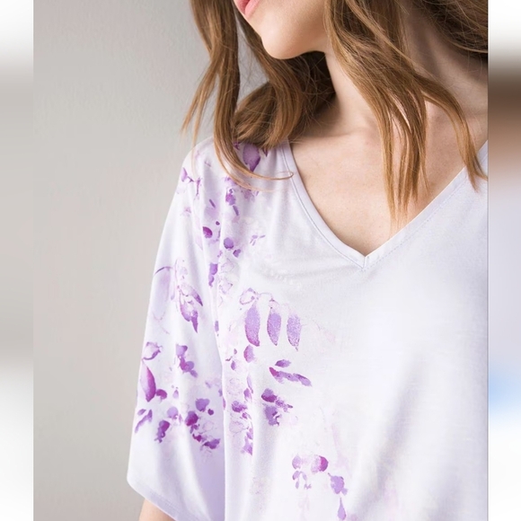💚5/$25 NWT WHBM Lavender Purple Floral Everyday Dolman Sleeve Tee Top V Neck XS - Picture 2 of 9